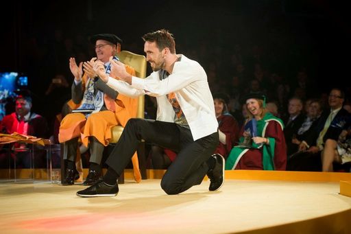 Vorschau Bild von Christian Fuchs, Star der englischen Fußballliga
und ehemaliger ÖFB-Teamkapitän, erobert mit seinem Modelabel
#NoFuchsGiven nun auch den Laufsteg. Gemeinsam mit dem heimischen
Label KUKLA präsentierten sie eine Special Edition.