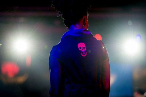 Vorschau Bild von der Totenkopf von nofuchsgiven auf dem Wickelkleid
von KUKLA - die neue Modelinie des Fussballstars Christian Fuchs am
Laufsteg der De Montfort University