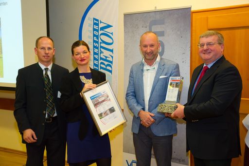 Preisverleihung GVTB-Betonpreis 2016 bei der
Wintertagung des Güteverbandes Transportbeton (GVTB) im Jänner 2017:
Horst Anhell, von Rohrdorfer Transportbeton, konnte die Auszeichnung
des Siegers des GVTB-Betonpreises 2016 als Mitgesellschafter
stellvertretend für die Firma Draubeton entgegennehmen. V.l.n.r.
Christoph Ressler (GF Güteverband Transportbeton), Renate Hammer
(Vorsitzende der Jury), Horst Anhell (Rohrdorfer Transportbeton –
Mitgesellschafter Firma Draubeton), Peter Neuhofer (Präsident
Güteverband Transportbeton).