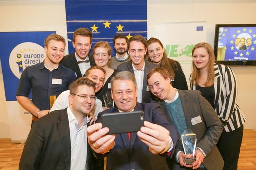  http://www.apa-fotoservice.at/galerie/8746
Bundesminister Andrä Rupprechter, Europe Direct Wien Leiter Daniel
Gerer und die Vorstitzenden der JEF.at Jugendorganisationen AIESEC,
AEGEE, EYP, DKW, JEB, ASPIRE, ESN und EuropaClubs