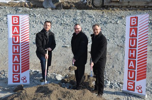BAUHAUS Geschäftsführer Heinz Reithner, Landesrat Mag. Johannes
Tratter, Bürgermeister der Marktgemeinde Völs Erich Ruetz beim
Spatenstich für das neue BAUHAUS Fachcentrum in Völs.