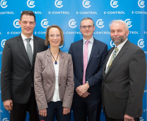 Vorschau Bild von Energiearme geben beinahe jeden vierten Euro für Energie aus,
besagt eine neue Studie der Statistik Austria im Auftrag der
E-Control. Im Bild: Konrad Pesendorfer, Generaldirektor der
Statistik Austria, und Studienautorin Alexandra Wegscheider-Pichler,
Statistik Austria, sowie die E-Control-Vorstandsmitglieder Wolfgang
Urbantschitsch und Andreas Eigenbauer (v.l.).
