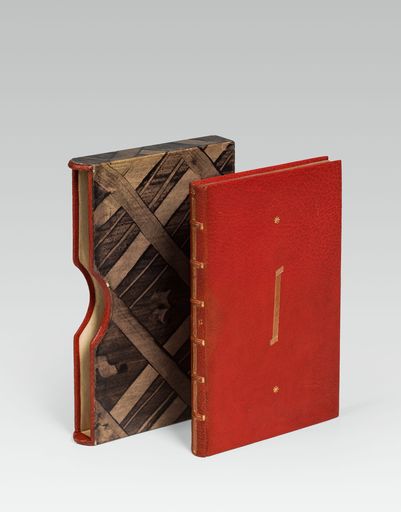 Josef Hoffmann, Bucheinband mit Originalschuber;
Ausführung: Wiener Werkstätte, nach 1922; Leder mit Goldprägung,
Karton und Tunkpapier