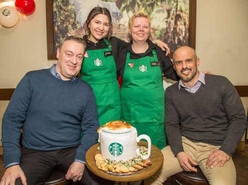  http://www.apa-fotoservice.at/galerie/8734 Im Bild
v.l.n.r.: Andrew Simmonds (operations director CH, AT und NL), die
beiden Starbucks Partner Jasmin und Melli, Alexandros Angelopoulos
(Starbucks District Manager)