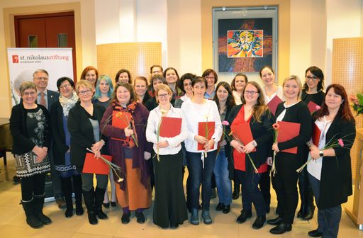 VertreterInnen der St. Nikolausstiftung und die ersten
Absolventinnen des LeiterInnenlehrgangs