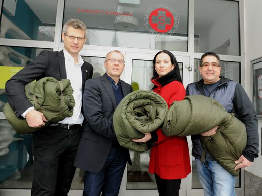  v.l.n.r.: Arbeiter-Samariter-Bund Wien
Landessekretär Mag. Oliver LÖHLEIN, SPÖ Simmering
Bezirksvorsitzender Abg.z.NR Dr. Harald TROCH, Organisatorin des
Spendenaufrufes Ramona MILETIC, Gründer „Suppenküche für Obdachlose
Simmering“ Herbert KÜHFUSS