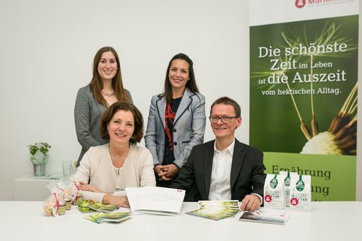 Anna Schmidt, Diätologin; Elke Müller,
Geschäftsführerin Marienkron (stehend v. li.); Kurärztin Dr. Ulrike
Göschl, Gunther Farnleitner Geschäftsführer Marienkron (sitzend
v.li.)