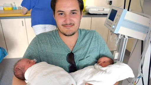 "Das erste Mal: Vater!": Der stolze Tobi (23) und
seine beiden Zwillingstöchter Delani Jolie und Verena Marie
Sendetermin, 08.02.2017 um 22:15 Uhr bei RTL II - Recht zum
Abdruck/Darstellung zeitlich/sachlich beschränkt auf die Bewerbung
der Sendung / Weiterer Text über ots und www.presseportal.de/nr/6605
/ Die Verwendung dieses Bildes ist für redaktionelle Zwecke
honorarfrei. Veröffentlichung bitte unter Quellenangabe: "obs/RTL
II"