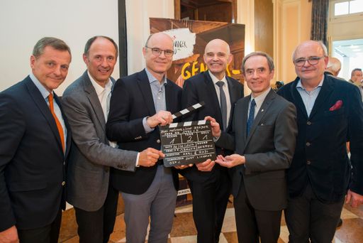Vorschau Bild von Ein "ÖsterreichBild" als Visitenkarte für die
Kulinarik-Destination SalzburgerLand. Im Bild: LAbg. und Gastronom
Hans Scharfetter, Leo Bauernberger (Geschäftsführer SalzburgerLand
Tourismus GmbH), Rudi Obauer, ORF-Salzburg-Landesdirektor Christoph
Takacs, Karl Obauer und ORF-Regisseur Kurt Liewehr.