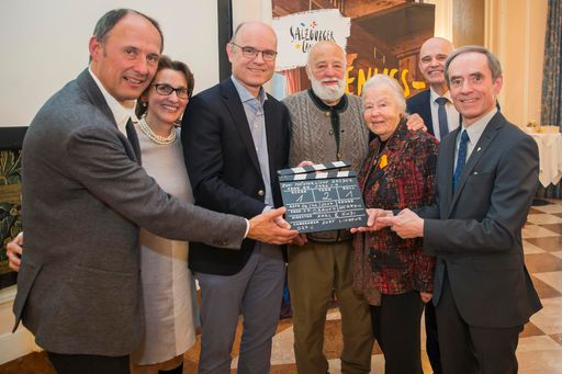 Vorschau Bild von Über 150 Gäste im Kavalierhaus Klessheim feierten
mit den Protagonisten die gelungene Premiere. Im Bild: Leo
Bauernberger (Geschäftsführer SalzburgerLand Tourismus GmbH),
Angelika und Rudi Obauer, Sepp und Helli Forcher,
ORF-Salzburg-Landesdirektor Christoph Takacs, Karl Obauer.