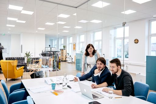  Das Team von ideenladen nennt seit August 2016 ein 200 m2
Kreativ-Loft sein zuhause. Von Krems aus betreut man um 200 Kunden
in ganz Europa.