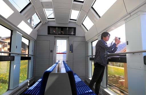 Vorschau Bild von LANDQUART- ST. MORITZ, 25. Mai 2016 - Die Rhätische
Bahn hat den neuen Zug fuer die Albula-Linie AGZ in Betrieb
genommen. Impression vom neuen AGZ aufgenommen am 25. Mai 2016 auf
der Strecke Landquart - Klosters - St. Moritz. ..Fotoabteil; Asiat;
Fotokamera; Fotografieren; Tourist.