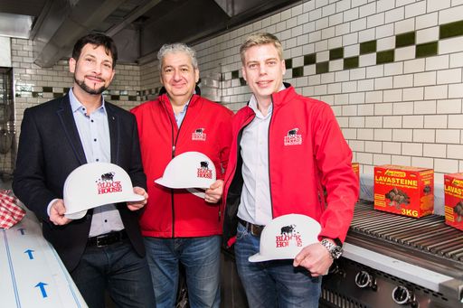http://www.apa-fotoservice.at/galerie/8812/ Im Bild
v.l.n.r.: Markus Rumelhart (Bezirksvorsteher 6.Bezirk), Viacheslav
Ashurov (Franchisepartner Wien), Gunnar Baumfalk (Geschäftsführer
der Block House Restaurantbetriebe Franchise)