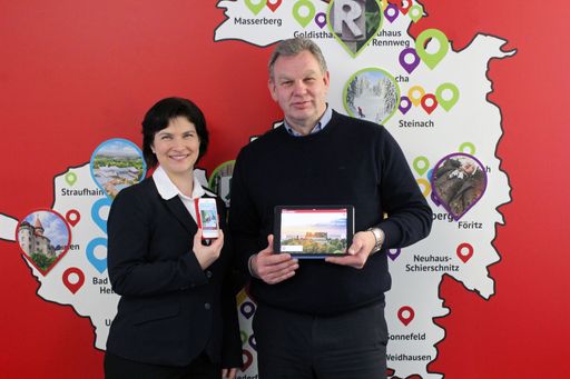  Ivonne Sütterlin, für die Planung und Umsetzung der Online
Maßnahmen im Verein zuständig, und Geschäftsführer Michael Amthor
präsentieren die neue Website der Tourismusregion Coburg.Rennsteig