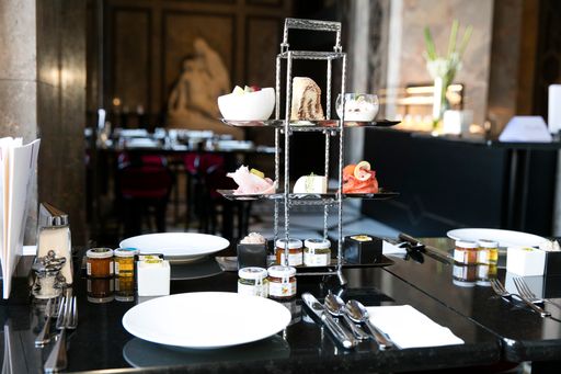 Frühstücken im KHM Café. Individuelle Auswahl an
Köstlichkeiten mit Etagere direkt an den Tisch serviert