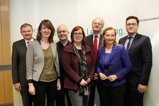 Am Bild v.l.n.r.: Manfred Anderle (Obmann,
Pensionsversicherungsanstalt), Mag.a Lisa Brunner (Institut für
Suchtprävention, Wien), Dr. Alfred Uhl (Kompetenzzentrum Sucht,
GÖG), Mag.a Christa Marischka (AK Wien), Dr. Martin Gleitsmann
(Abteilungsleiter für Sozialpolitik und Gesundheit, WKO), Mag.a
Ulrike Rabmer-Koller (Verbandsvorstandsvorsitzende, Hauptverband),
Mag. Alexander Hagenauer MPM (Moderation und Stellvertretender
Generaldirektor, Hauptverband)