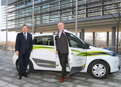 LR Pernkopf mit Trenkwalder CEO Klaus Lercher bei
Übergabe Elektroauto