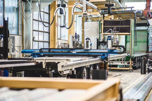 Vorschau Bild von Schwarzmüller stellt 2017 mittels Sequenzierung auf
eine hochmoderne Produktionsweise um und verkürzt damit die
Durchlaufzeiten.