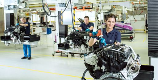 Vorschau Bild von 1,26 Millionen produzierte Motoren sind das bisher
beste Produktionsergebnis in der Unternehmensgeschichte der BMW
Motoren GmbH. Das bedeutet: Mittlerweile ist jedes zweite weltweit
ausgelieferte Fahrzeug der BMW Group mit einem Herz aus Steyr
unterwegs.