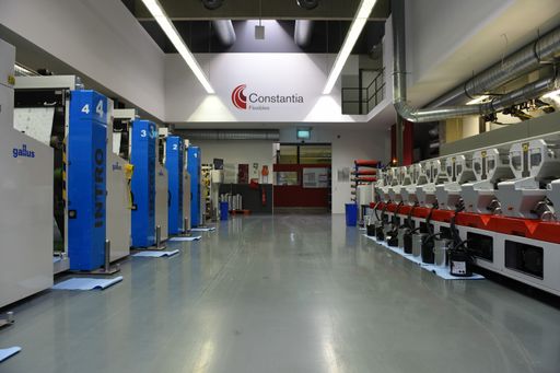 Eine bestehende UV Flexodruckanlage für mittlere Losgrößen im
Dairy Bereich wurde um ein Tiefdruckwerk erweitert wodurch es
zukünftig möglich sein wird, die Abstandshalter für die glatte
Platine Inline anstatt bisher Outline in einem zweiten Schritt
aufzutragen.