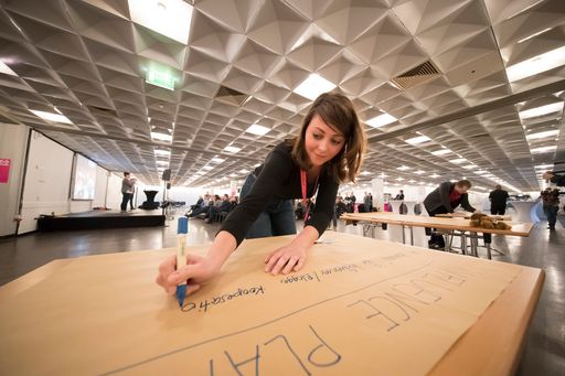 Vorschau Bild von Der PR-Hackathon ist erfolgreich gestartet. Gut 100
Kommunikations-Profis, Entwickler und Designer arbeiten in der
Frankfurter Jahrhunderthalle gemeinsam an der "Mission PR". 20 Teams
haben die Aufgabe, neue Ideen und Prototypen für die PR zu
entwickeln. Es geht um Bots, Influencer-Tools und Analyse-Programme.
Hinter dem Hackathon steht die dpa-Tochter news aktuell. Foto:
Christian Christes. Weiterer Text über ots und
www.presseportal.de/nr/6344 / Die Verwendung dieses Bildes ist für
redaktionelle Zwecke honorarfrei. Veröffentlichung bitte unter
Quellenangabe: "obs/news aktuell GmbH/Christian Christes"