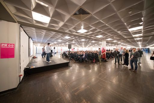 Vorschau Bild von Der PR-Hackathon ist erfolgreich gestartet. Gut 100
Kommunikations-Profis, Entwickler und Designer arbeiten in der
Frankfurter Jahrhunderthalle gemeinsam an der "Mission PR". 20 Teams
haben die Aufgabe, neue Ideen und Prototypen für die PR zu
entwickeln. Es geht um Bots, Influencer-Tools und Analyse-Programme.
Hinter dem Hackathon steht die dpa-Tochter news aktuell. Foto:
Christian Christes. Weiterer Text über ots und
www.presseportal.de/nr/6344 / Die Verwendung dieses Bildes ist für
redaktionelle Zwecke honorarfrei. Veröffentlichung bitte unter
Quellenangabe: "obs/news aktuell GmbH/Christian Christes"