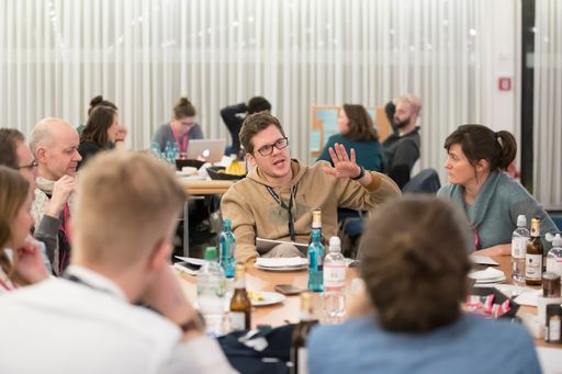 Vorschau Bild von Der PR-Hackathon ist erfolgreich gestartet. Gut 100
Kommunikations-Profis, Entwickler und Designer arbeiten in der
Frankfurter Jahrhunderthalle gemeinsam an der "Mission PR". 20 Teams
haben die Aufgabe, neue Ideen und Prototypen für die PR zu
entwickeln. Es geht um Bots, Influencer-Tools und Analyse-Programme.
Hinter dem Hackathon steht die dpa-Tochter news aktuell. Foto:
Christian Christes. Weiterer Text über ots und
www.presseportal.de/nr/6344 / Die Verwendung dieses Bildes ist für
redaktionelle Zwecke honorarfrei. Veröffentlichung bitte unter
Quellenangabe: "obs/news aktuell GmbH/Christian Christes"