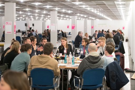 Vorschau Bild von Der PR-Hackathon ist erfolgreich gestartet. Gut 100
Kommunikations-Profis, Entwickler und Designer arbeiten in der
Frankfurter Jahrhunderthalle gemeinsam an der "Mission PR". 20 Teams
haben die Aufgabe, neue Ideen und Prototypen für die PR zu
entwickeln. Es geht um Bots, Influencer-Tools und Analyse-Programme.
Hinter dem Hackathon steht die dpa-Tochter news aktuell. Foto:
Christian Christes. Weiterer Text über ots und
www.presseportal.de/nr/6344 / Die Verwendung dieses Bildes ist für
redaktionelle Zwecke honorarfrei. Veröffentlichung bitte unter
Quellenangabe: "obs/news aktuell GmbH/Christian Christes"