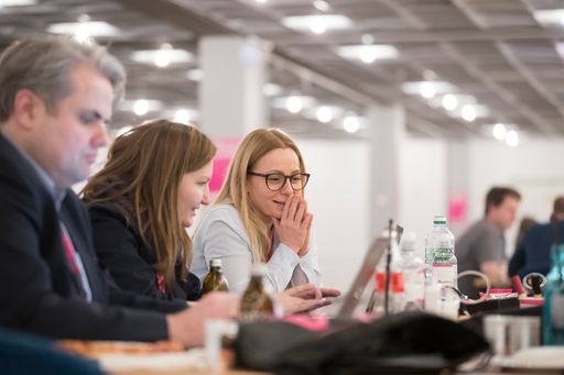 Vorschau Bild von Der PR-Hackathon ist erfolgreich gestartet. Gut 100
Kommunikations-Profis, Entwickler und Designer arbeiten in der
Frankfurter Jahrhunderthalle gemeinsam an der "Mission PR". 20 Teams
haben die Aufgabe, neue Ideen und Prototypen für die PR zu
entwickeln. Es geht um Bots, Influencer-Tools und Analyse-Programme.
Hinter dem Hackathon steht die dpa-Tochter news aktuell. Foto:
Christian Christes. Weiterer Text über ots und
www.presseportal.de/nr/6344 / Die Verwendung dieses Bildes ist für
redaktionelle Zwecke honorarfrei. Veröffentlichung bitte unter
Quellenangabe: "obs/news aktuell GmbH/Christian Christes"