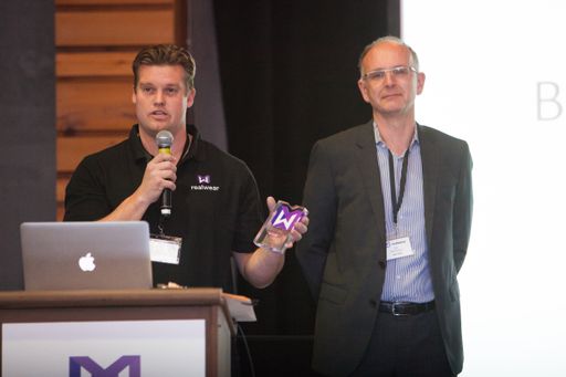 Vorschau Bild von Alexander Rainsberger, Geschäftsführer BARCOTEC nimmt als erster
Partner weltweit den Award von Brian Hamilton, Mitbegründer und
Chief Revenue Officer bei RealWear, Inc. entgegen.