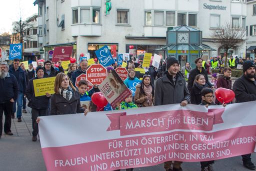 Vorschau Bild von Über 300 Teilnehmer demonstrierten beim "Marsch fürs Leben" für
ein Österreich, in dem "Frauen unterstützt, Kinder geschützt und
Abtreibungen undenkbar sind".