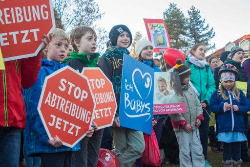 Vorschau Bild von Unter den Marschteilnehmer befanden sich viele Familien, Kinder
und Jugendliche.
