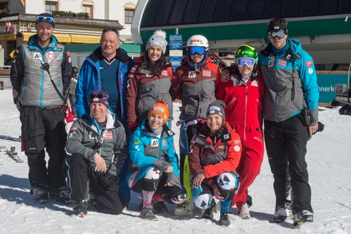  ÖSV Weltcup Speed Damen Team in Innerkrems bei der
Talstation Innerkrems. v.l.n.r hinten: Jürgen Kerschbaummayr
(Trainer), Heinz Kabusch (ISB), Stephanie Venier, Christine Scheyer,
Tamara Tippler, Roland Assinger (Trainer) und v.l.n.r. vorne
Karlheinz Pichler, Nicole Schmidhofer und Ramona Siebenhofer