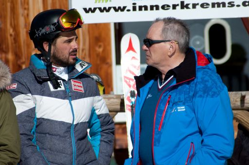 Vorschau Bild von ÖSV-Damen Trainer Roland Assinger und
Geschäftsführer Innerkremser Seilbahnen Heinz Kabusch im Gespräch
bei der Talstation Innerkrems