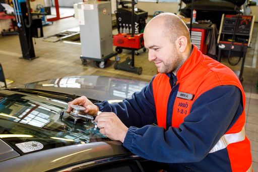 Auch bei scheinbar kleinen Defekten sollte die
Reparatur durch einen Techniker nicht auf die lange Bank geschoben
werden.