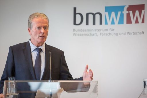 Pressekonferenz: Mitterlehner stockt Studienbeihilfen um 25
Millionen Euro auf