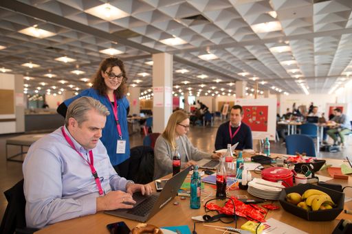 Vorschau Bild von Der erste PR-Hackathon in Deutschland hat
Aufbruchsstimmung in der Branche erzeugt. Mehr als 100 PR-Fachleute,
Entwickler und Kommunikatoren haben in der Frankfurter
Jahrhunderthalle drei Tage lang an neuen Ideen gearbeitet.
Ausgezeichnet wurden am Ende vier Prototypen: Eine stationäre
Verschlagwortungs- und Suchmaschine für Bilder, ein
Micro-Influencer-Tool, ein Gradmesser für Stimmungen und Meinungen
in Unternehmen sowie eine kanalübergreifende Plattform für die
Messung von PR-Erfolgen. Hinter dem PR-Hackathon steht die
dpa-Tochter news aktuell