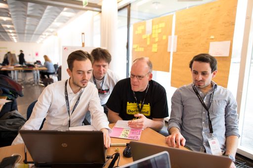 Vorschau Bild von Der erste PR-Hackathon in Deutschland hat
Aufbruchsstimmung in der Branche erzeugt. Mehr als 100 PR-Fachleute,
Entwickler und Kommunikatoren haben in der Frankfurter
Jahrhunderthalle drei Tage lang an neuen Ideen gearbeitet.
Ausgezeichnet wurden am Ende vier Prototypen: Eine stationäre
Verschlagwortungs- und Suchmaschine für Bilder, ein
Micro-Influencer-Tool, ein Gradmesser für Stimmungen und Meinungen
in Unternehmen sowie eine kanalübergreifende Plattform für die
Messung von PR-Erfolgen. Hinter dem PR-Hackathon steht die
dpa-Tochter news aktuell