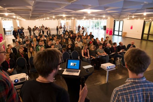 Vorschau Bild von Der erste PR-Hackathon in Deutschland hat
Aufbruchsstimmung in der Branche erzeugt. Mehr als 100 PR-Fachleute,
Entwickler und Kommunikatoren haben in der Frankfurter
Jahrhunderthalle drei Tage lang an neuen Ideen gearbeitet.
Ausgezeichnet wurden am Ende vier Prototypen: Eine stationäre
Verschlagwortungs- und Suchmaschine für Bilder, ein
Micro-Influencer-Tool, ein Gradmesser für Stimmungen und Meinungen
in Unternehmen sowie eine kanalübergreifende Plattform für die
Messung von PR-Erfolgen. Hinter dem PR-Hackathon steht die
dpa-Tochter news aktuell