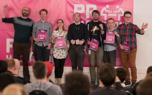 Vorschau Bild von Der erste PR-Hackathon in Deutschland hat
Aufbruchsstimmung in der Branche erzeugt. Mehr als 100 PR-Fachleute,
Entwickler und Kommunikatoren haben in der Frankfurter
Jahrhunderthalle drei Tage lang an neuen Ideen gearbeitet. Im Bild:
Das Sieger-Team "Whizzualy", das eine übergreifende Plattform für
PR-Services entwickelt hat. (Gewinner des F&H Porter Novelli-Preis
"Best Overall") Hinter dem PR-Hackathon steht die dpa-Tochter news
aktuell.