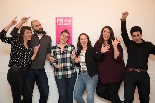 Der erste PR-Hackathon in Deutschland hat
Aufbruchsstimmung in der Branche erzeugt. Mehr als 100 PR-Fachleute,
Entwickler und Kommunikatoren haben in der Frankfurter
Jahrhunderthalle drei Tage lang an neuen Ideen gearbeitet. Im Bild:
Das Sieger-Team "Symfluence", das einen Influencer-Servive
entwickelt hat (Gewinner des Edelman.ergo-Preis "Most
Trendsetting"). Hinter dem PR-Hackathon steht die dpa-Tochter news
aktuell.