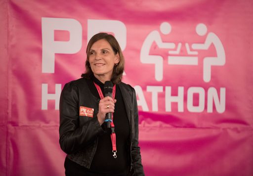Vorschau Bild von Der erste PR-Hackathon in Deutschland hat
Aufbruchsstimmung in der Branche erzeugt. Mehr als 100 PR-Fachleute,
Entwickler und Kommunikatoren haben in der Frankfurter
Jahrhunderthalle drei Tage lang an neuen Ideen gearbeitet. Im Bild:
Edith Stier-Thompson, Initiatorin des PR-Hackathon und
Geschäftsführerin von news aktuell.