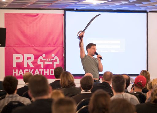 Vorschau Bild von Der erste PR-Hackathon in Deutschland hat
Aufbruchsstimmung in der Branche erzeugt. Mehr als 100 PR-Fachleute,
Entwickler und Kommunikatoren haben in der Frankfurter
Jahrhunderthalle drei Tage lang an neuen Ideen gearbeitet. Im Bild:
Moderator und Juror Dirk Zeiler (CEO, next media accelerator).
Hinter dem PR-Hackathon steht die dpa-Tochter news aktuell