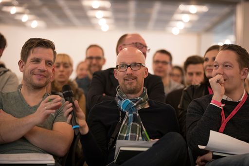 Vorschau Bild von Der erste PR-Hackathon in Deutschland hat
Aufbruchsstimmung in der Branche erzeugt. Mehr als 100 PR-Fachleute,
Entwickler und Kommunikatoren haben in der Frankfurter
Jahrhunderthalle drei Tage lang an neuen Ideen gearbeitet. Im Bild
(vlnr): Dirk Zeiler (CEO, next media accelerator, Moderator und
Juror), Björn Sievers (Managing Director, Edelman.ergo, Juror) und
Philipp Dieterich (Standortleiter Frankfurt, fischerAppelt, Juror).
Hinter dem PR-Hackathon steht die dpa-Tochter news aktuell.