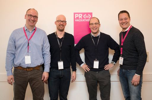 Vorschau Bild von Der erste PR-Hackathon in Deutschland hat
Aufbruchsstimmung in der Branche erzeugt. Mehr als 100 PR-Fachleute,
Entwickler und Kommunikatoren haben in der Frankfurter
Jahrhunderthalle drei Tage lang an neuen Ideen gearbeitet. Im Bild
die Sponsoren der Veranstaltung (vlnr): Dominik Kuhn (Sprecher,
Hitradio FFH), Björn Sievers (Managing Director, Edelman.ergo),
Hubertus von Fircks (Business Development Manager, F&H Porter
Novelli) und Philipp Dieterich (Standortleiter, fischerAppelt).
Hinter dem PR-Hackathon steht die dpa-Tochter news aktuell.