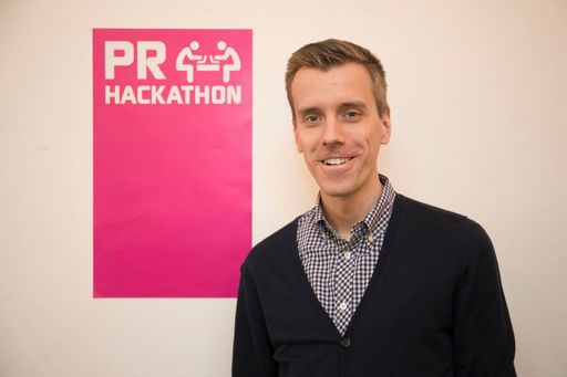 Vorschau Bild von Der erste PR-Hackathon in Deutschland hat
Aufbruchsstimmung in der Branche erzeugt. Mehr als 100 PR-Fachleute,
Entwickler und Kommunikatoren haben in der Frankfurter
Jahrhunderthalle drei Tage lang an neuen Ideen gearbeitet. Im Bild:
Daniel Neuen (Chefredakteur PR Report). Der PR Report ist
Medienpartner des PR-Hackathons. Hinter dem PR-Hackathon steht die
dpa-Tochter news aktuell.