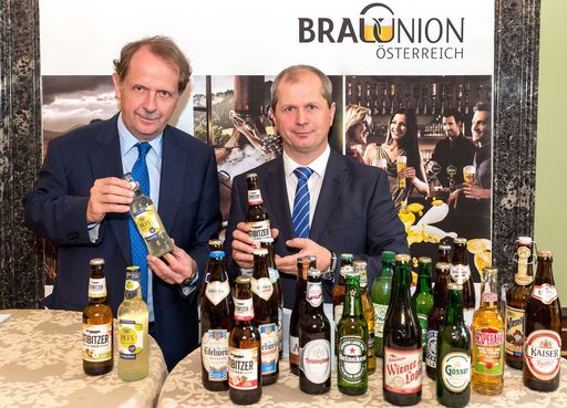Brau Union Österreich Generaldirektor Markus Liebl
(links) und Viktor Gillhofer, Leitung Geschäftsfeld
Lebensmittelhandel, präsentierten einen Rückblick auf das Jahr 2016
sowie einen Ausblick auf die Innovationen 2017.