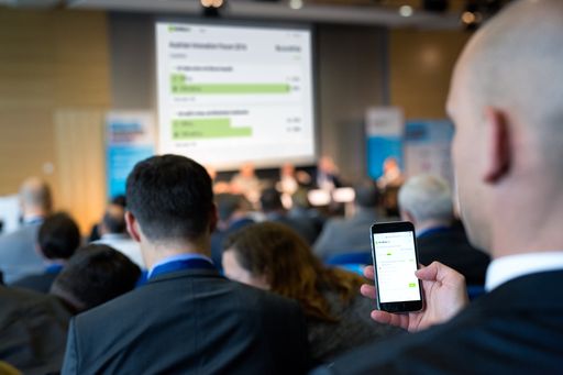 Vorschau Bild von feedbackr im Einsatz bei einer Veranstaltung. Das Publikum kann
ganz einfach und in Echtzeit über das Smartphone mit dem
Vortragenden interagieren.