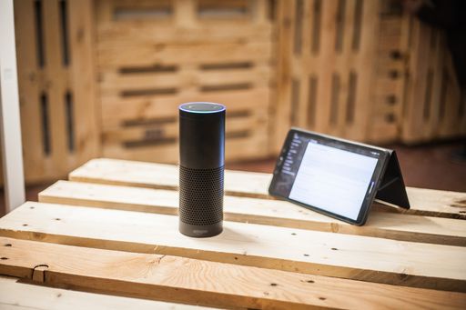  Amazon ECHO und Philips Standleuchte auf dem Smart
Home – Popup Showroom / © wüsterstrom