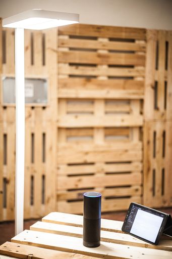 Vorschau Bild von Amazon ECHO und Philips Standleuchte auf dem Smart
Home – Popup Showroom / © wüsterstrom
